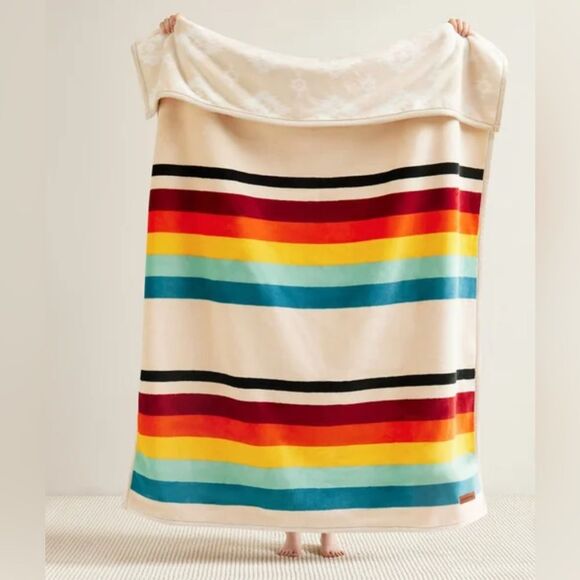 Brand New! Pendleton Reversible Plush Throw -Mount Foraker - Picture 3 of 7